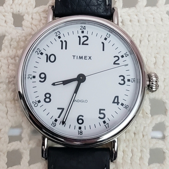 Nwot Mens Timex Indiglo Easy Reader Watch on Black Leather Band - Picture 5 of 11